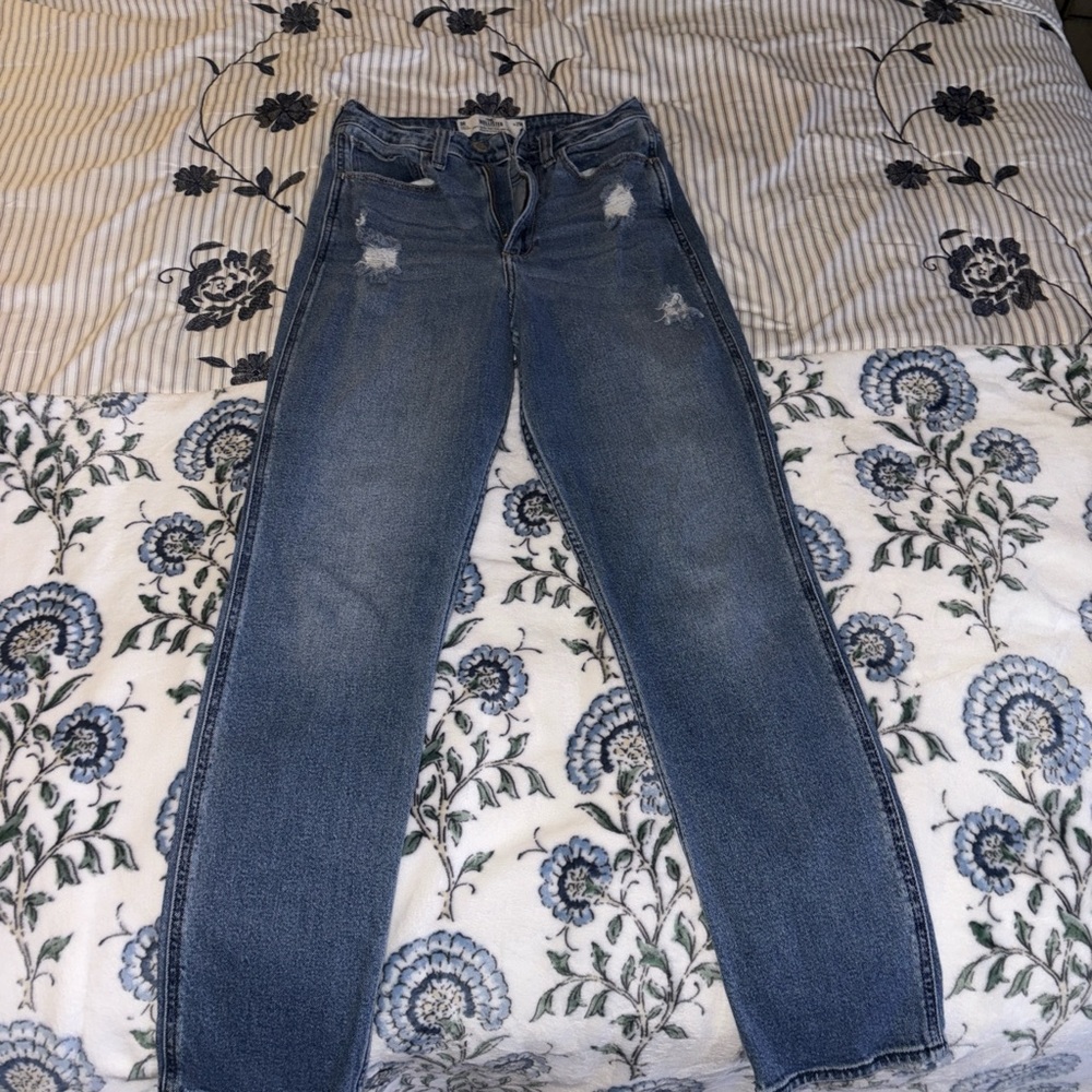 HOLLISTER CO. • JEANS